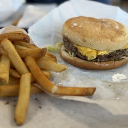 Tom's Burgers - Single cheese with fries
