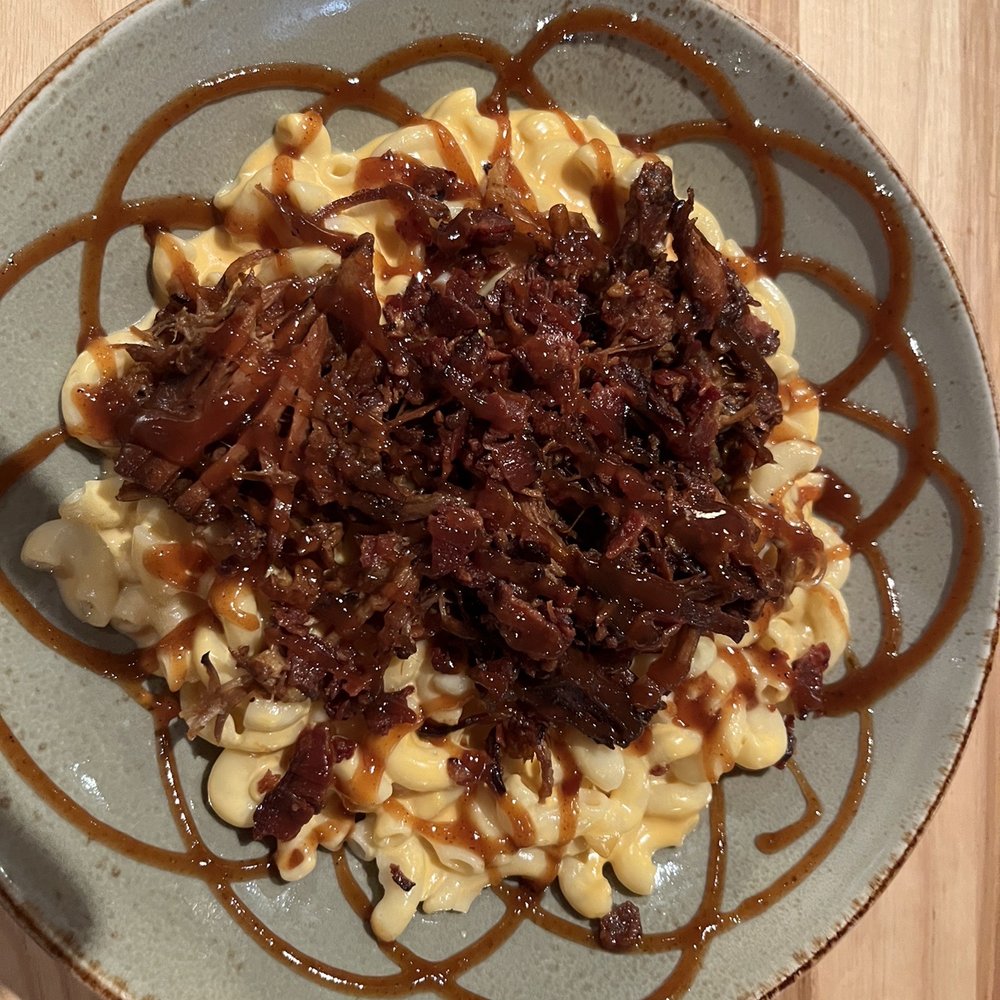 Black Oak Grill - Pulled pork on Mac and cheese - American Near Me - Branson, Missouri Black Oak Grill - Pulled pork on Mac and cheese - American Near Me - Branson, Missouri