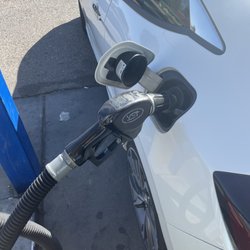 LRC Kwik Serv - Filling up Sam