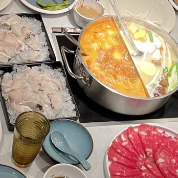 Happy Lamb Hot Pot - Bridgeport - Half tomato, half marrow broth with premium hot pot buffet - Hot Pot Near Me - Chicago, Illinois
