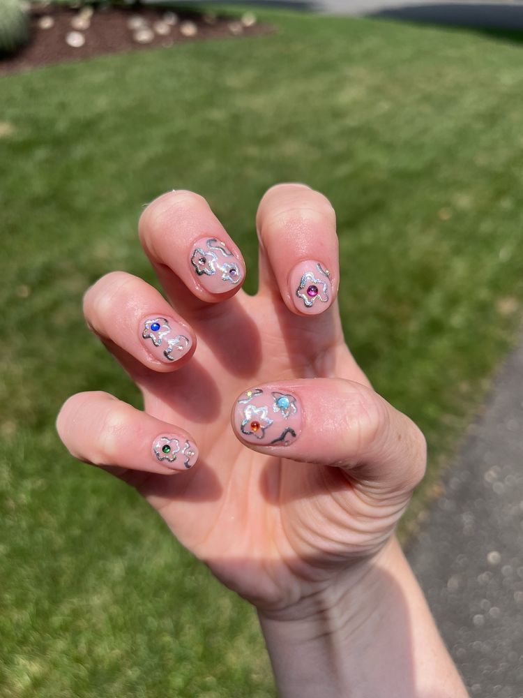 Roxy Nails & Spa Logo