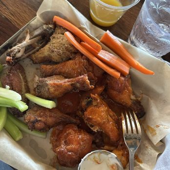 The Duck Dive - buffalo & lemon pepper Dive Wings - Sports Bars Near Me - San Diego, California