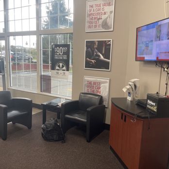 Firestone Complete Auto Care - Seating area - Auto Repair Near Me - Glastonbury, Connecticut