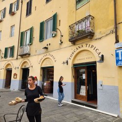 Toscana Tipica - Entrance to the store, outdoor seating.