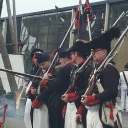 18e eeuwse soldaten met musketten.
