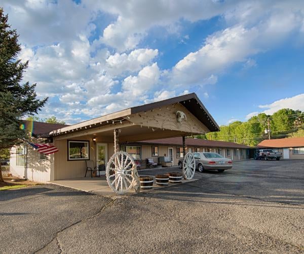 WAGON WHEEL MOTEL Updated May 2024 407 Pine St, Pinedale, Wyoming