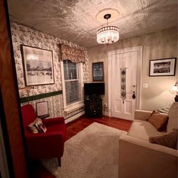 The Stirling House Bed & Breakfast - Paris Room sitting area