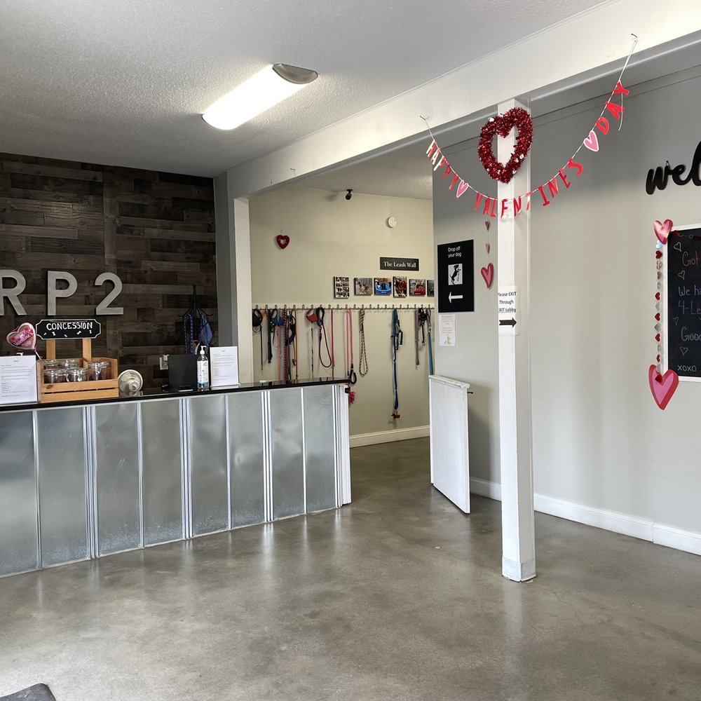 Pets R People 2 - Front lobby... desk area. - Pet Sitting Near Me - Knoxville, Tennessee Pets R People 2 - Front lobby... desk area. - Pet Sitting Near Me - Knoxville, Tennessee