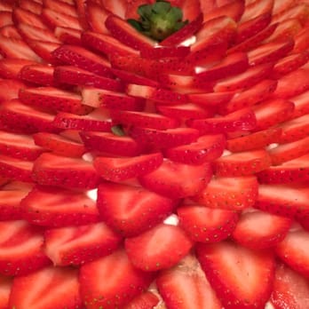 Piononos - Strawberry Pavlova - Desserts Near Me - Key Biscayne, Florida
