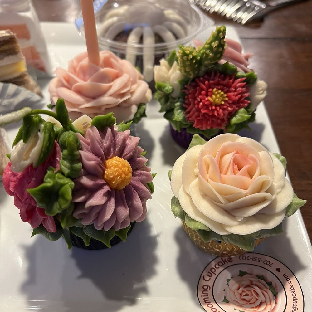 The Blooming Cupcake - Dessert tray - Cupcakes Near Me The Blooming Cupcake - Dessert tray - Cupcakes Near Me