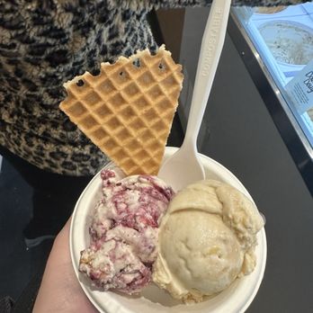 Jeni's Splendid Ice Creams - Brambleberry Crisp and Gooey Butter Cake - Ice Cream & Frozen Yogurt Near Me - Columbus, Ohio