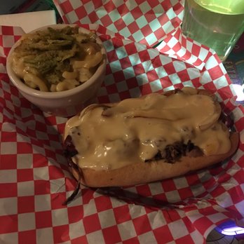 Flippers Tavern - Philthy Whizzard and Gouda Mac & Cheese - Bars Near Me - Lubbock, Texas