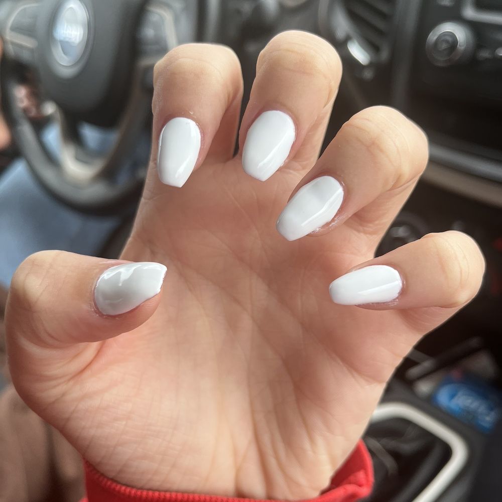 Thick and chunky gel polish on weirdly shaped nails Thick and chunky gel polish on weirdly shaped nails