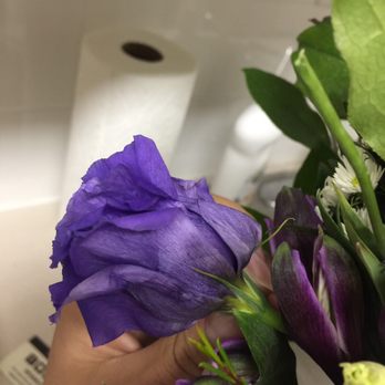 Flowers For Dreams - It's so unprofessional to use such old flowers. They are literally falling apart - Florists Near Me - Chicago, Illinois