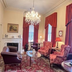 1842 Inn - Lobby area