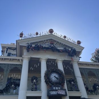 Haunted Mansion Holiday - The exterior - Haunted Houses Near Me Haunted Mansion Holiday - The exterior - Haunted Houses Near Me
