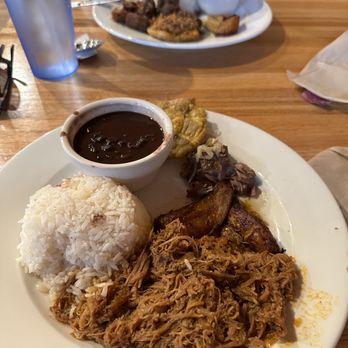 Smokies Cuban Cafe - plátanos maduros fritos Con Ropa Vieja, arroz blanco y frijoles negros. el otro plato es con tostones y carne frita. - Cuban Near Me - Pigeon Forge, Tennessee Smokies Cuban Cafe - plátanos maduros fritos Con Ropa Vieja, arroz blanco y frijoles negros. el otro plato es con tostones y carne frita. - Cuban Near Me - Pigeon Forge, Tennessee