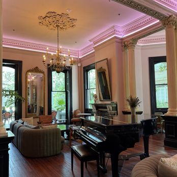 Columns - Parlor - Hotels Near Me - New Orleans, Louisiana