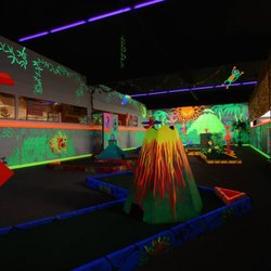 Rainier Lanes - Mini golf