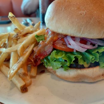 Bob’s Big Boy - Bacon cheeseburger - American Near Me - Burbank, California