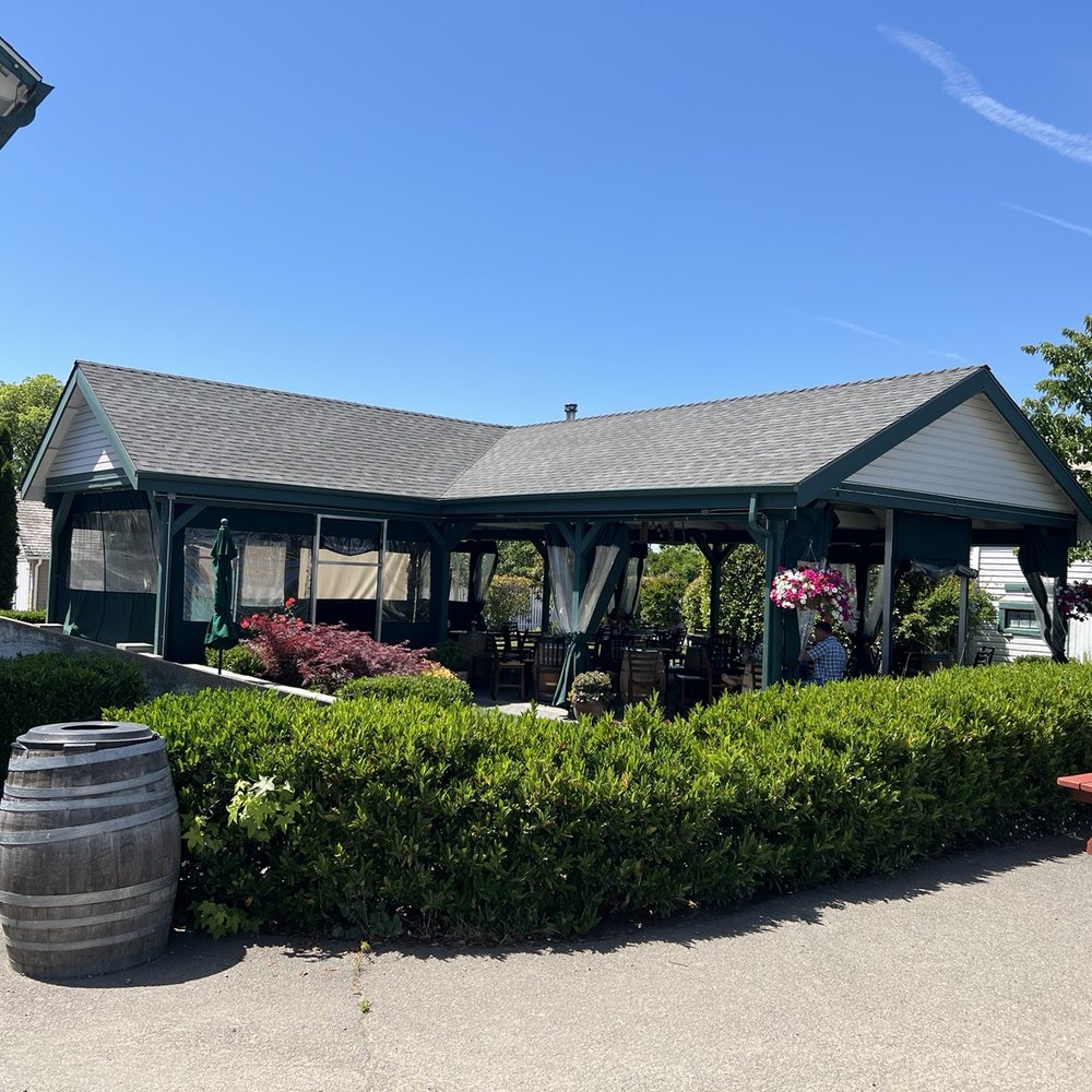 RoxyAnn Winery - Patio area - Wineries Near Me - Medford, Oregon RoxyAnn Winery - Patio area - Wineries Near Me - Medford, Oregon