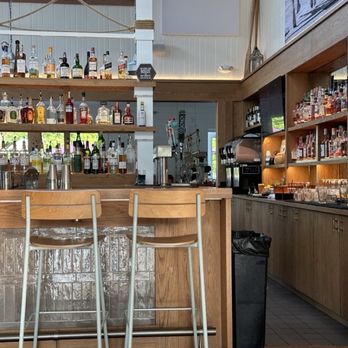 Red's Lakehouse - Bars Near Me - Marblehead, Ohio