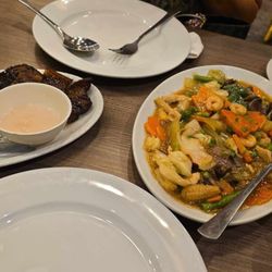 Juan's Bistro - Overcooked veggies, very minimal variety veggies