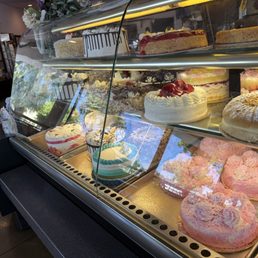 Pretty cakes on display. ( Sorry for the glare.) Pretty cakes on display. ( Sorry for the glare.)