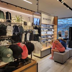 lululemon athletica - Inside