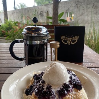 Meddlesome Moth - Coffee Blueberry cobbler - Bars Near Me - Dallas, Texas