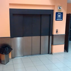 Mercadona - Ascensor para subir al primer piso, desde el sótano del parking.