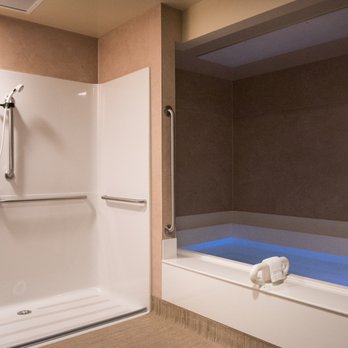 Float North - Room 3 is an open pool designed for easy accessibility. There is an ADA shower and the room is wheelchair accessible. - Float Spa Near Me - Portland, Oregon