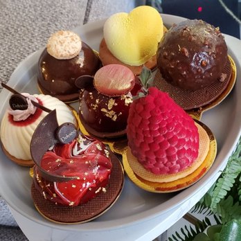 Delysees - Box of 7 individual cakes - Desserts Near Me - Toronto, Ontario