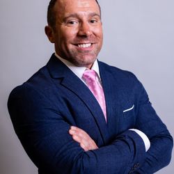 Crescent Studios - Headshot, business headshot, corporate headshot, linkedin, real estate