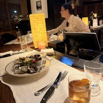 Laurel Grill - Half dozen oysters - American Near Me - Culver City, California