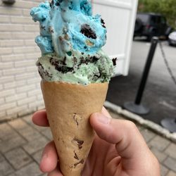 Magic Fountain - Mint Oreo and Cookie Monster in a cookie cone