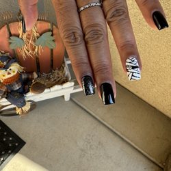 Duke's Nails & Spa - Rock On !!!