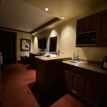 Tivoli Lodge - Kitchen space and a island bar with chairs - Hotels Near Me - Vail, Colorado Tivoli Lodge - Kitchen space and a island bar with chairs - Hotels Near Me - Vail, Colorado
