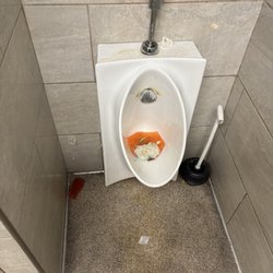 Royal Farms - Filthy urinal