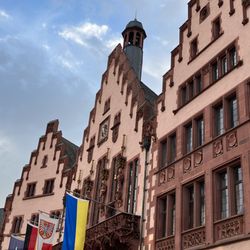 Römer - Frankfurter Römer - ist ein schöner Platz direkt im Stadtzentrum an der Fußgängerzone. Wir haben hier einige Sehenswürdigkeiten, wie zum Bei