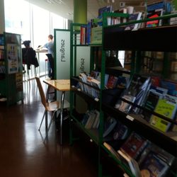 Bibliothèque Goutte d'Or - Deuxième étage pour travailler et emprunter des livres.