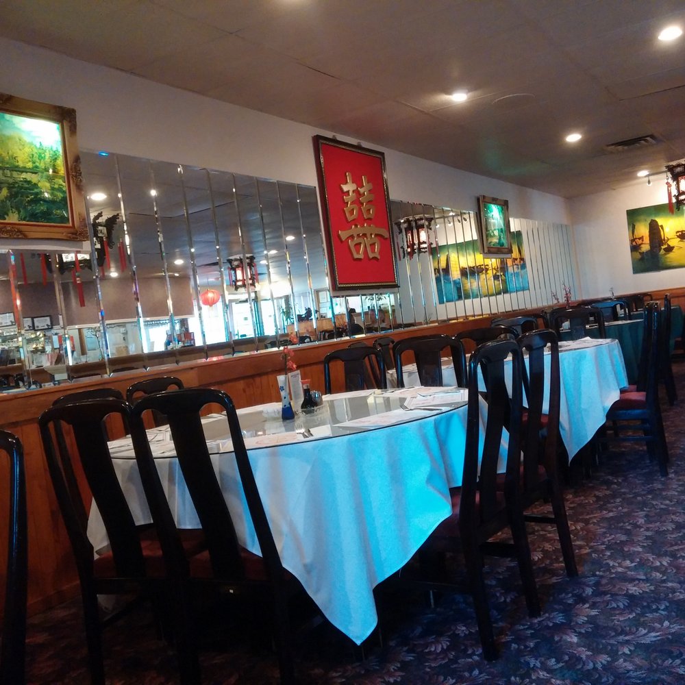 Mandarin Palace - A little tired looking interior - Chinese Near Me - Mission, British Columbia