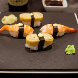 Maki Sushi Bar - Niguiris de gambas y tamago (tortilla)