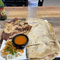 El Pulgarcito Restaurant & Bar - Pupusa & Baleada sencilla