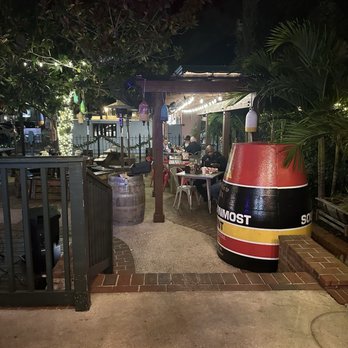 DJ's Clam Shack - Outdoor patio - Seafood Near Me - St. Augustine, Florida