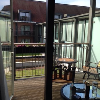 Hilton London Syon Park - A nice balcony facing a fountain - Hotels Near Me - Middlesex, XGL