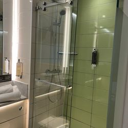 Hub by Premier Inn - Shower