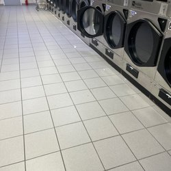 Budd Lake Laundromat - Garbage everywhere