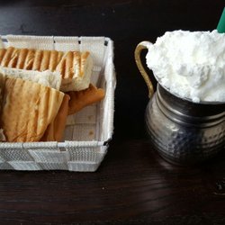 Bodrum Palace - Verse ayran komt in een ijzeren kannetje.