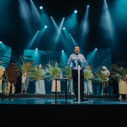 Vino Nuevo - Nuestro pastor compartiendo un excelente mensaje bíblico.